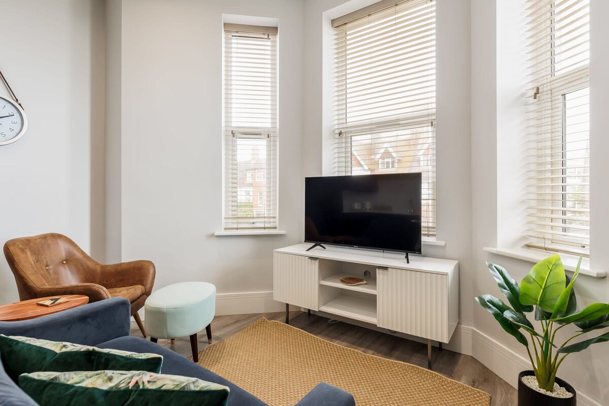 Gorgeous Family 2-Bed Apt w/ Free Gym & Parking