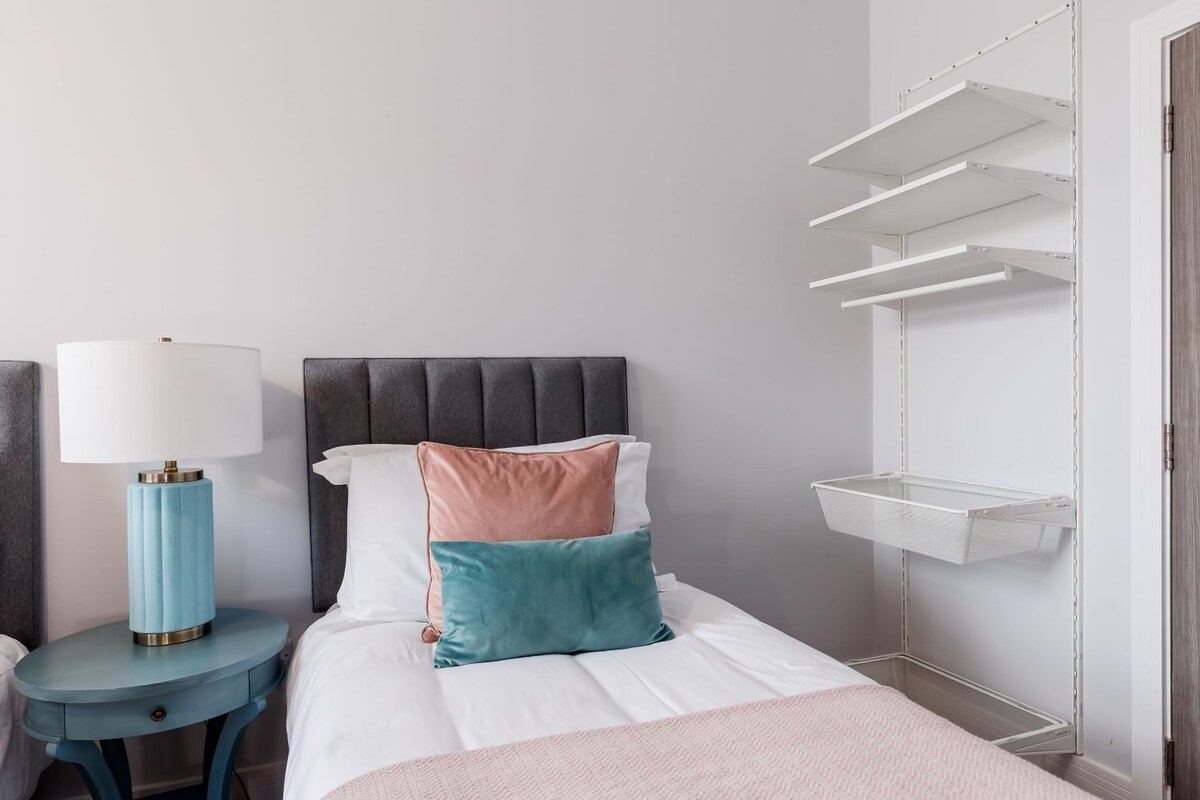 Gorgeous Family 2-Bed Apt w/ Free Gym & Parking