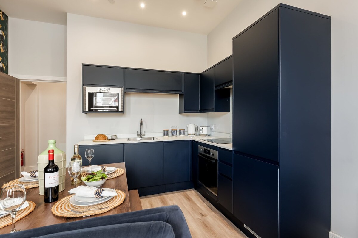 Gorgeous Family 2-Bed Apt w/ Free Gym & Parking