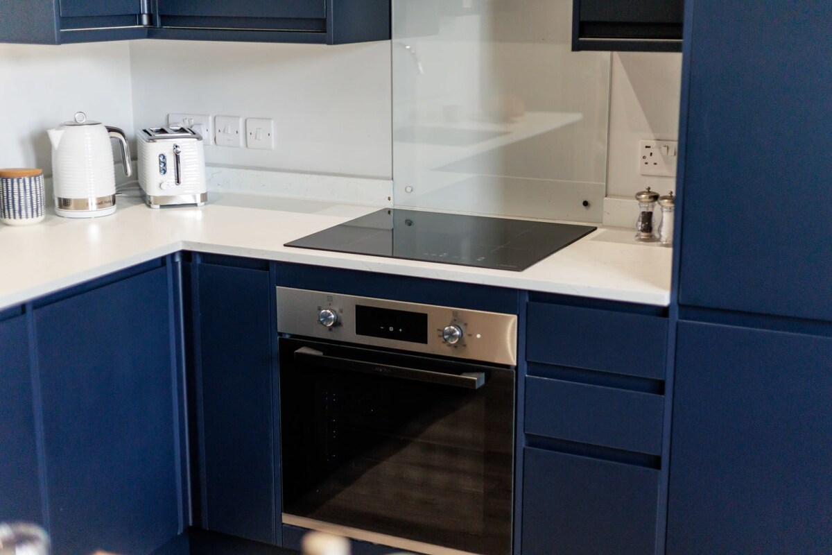 Gorgeous Family 2-Bed Apt w/ Free Gym & Parking