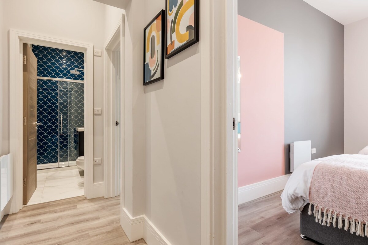 Gorgeous Family 2-Bed Apt w/ Free Gym & Parking