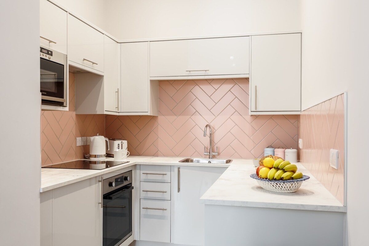 Comfy Seaside Studio Apt w/ Free Gym & Wi-Fi