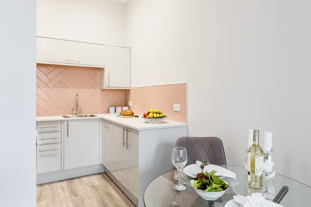 Comfy Seaside Studio Apt w/ Free Gym & Wi-Fi