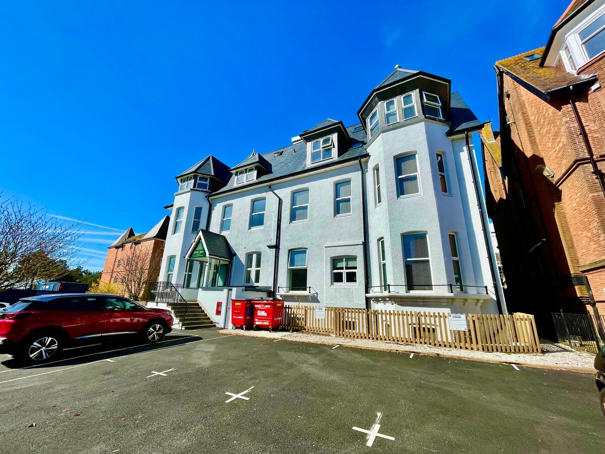 Romantic King Apt w/ Sea View, Free Gym & Parking