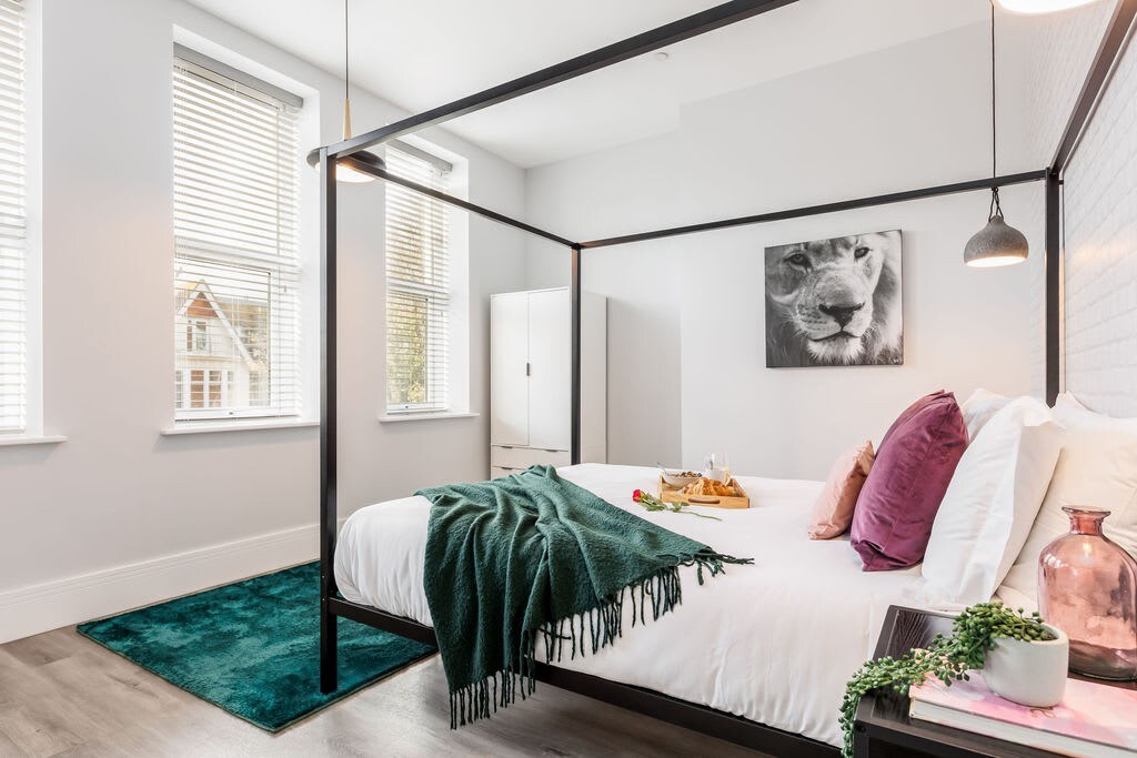 Romantic King Apt w/ Sea View, Free Gym & Parking