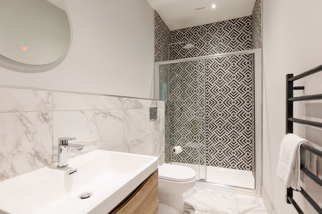 Romantic King Apt w/ Sea View, Free Gym & Parking
