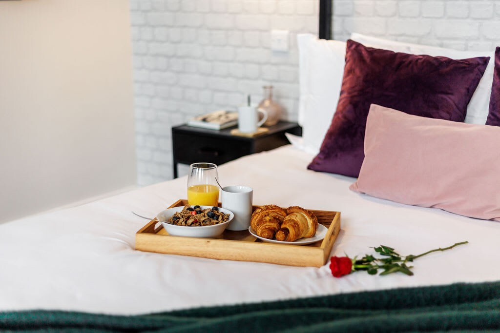 Romantic King Apt w/ Sea View, Free Gym & Parking