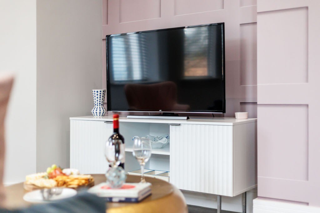 Romantic King Apt w/ Sea View, Free Gym & Parking