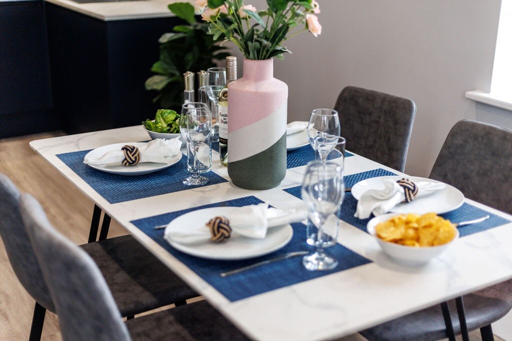 Romantic King Apt w/ Sea View, Free Gym & Parking