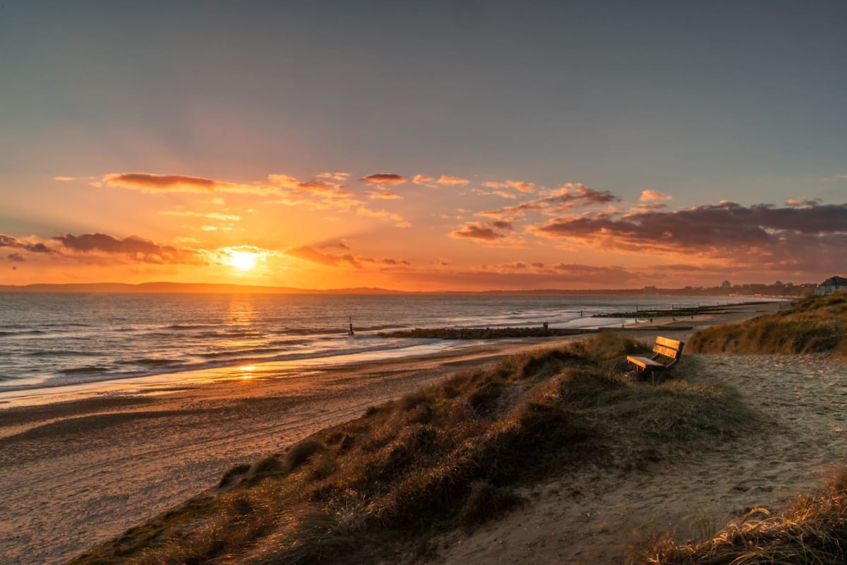 Stunning Sea Views, Family Apt; Free Parking & Gym