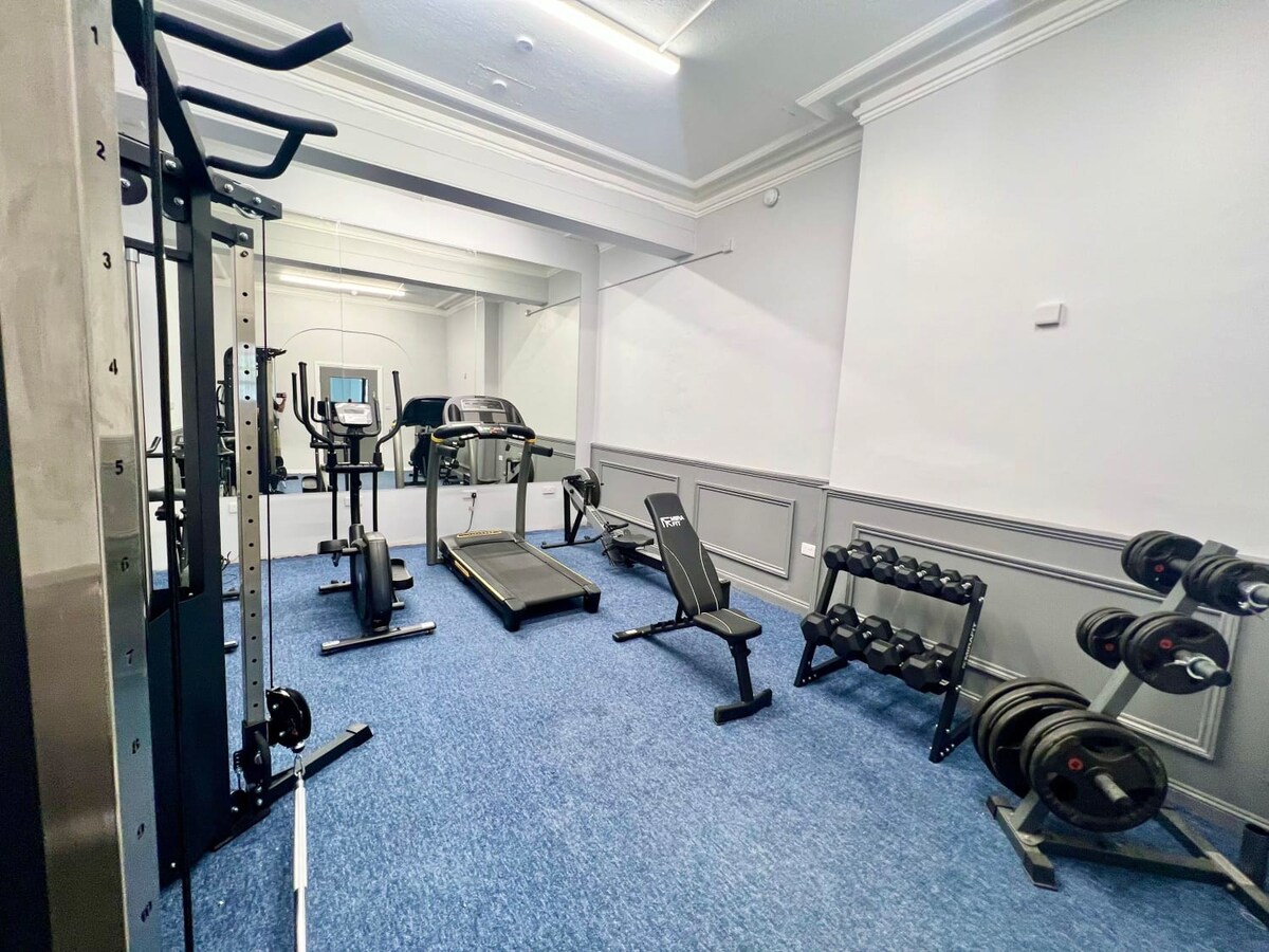 Spacious Seaside 2-Bed Apt w/ Free Gym & Parking