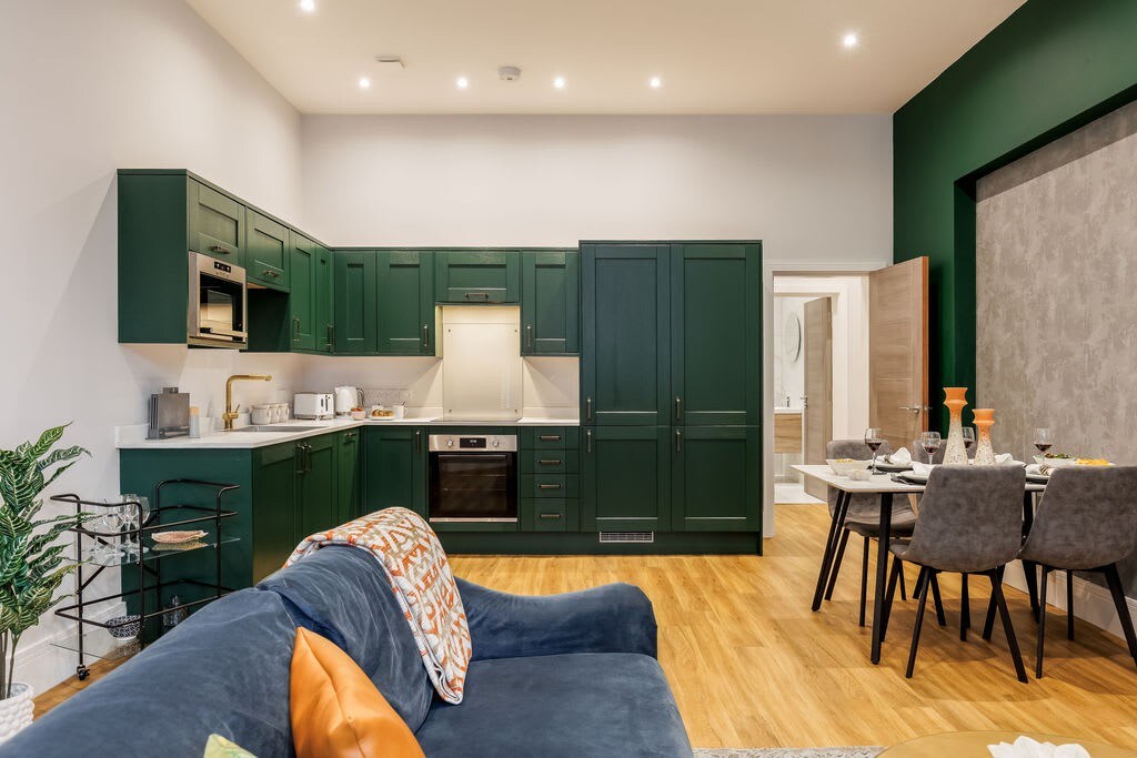 Spacious Seaside 2-Bed Apt w/ Free Gym & Parking