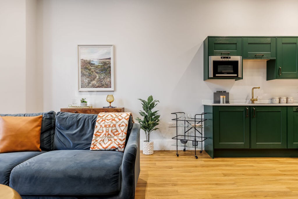 Spacious Seaside 2-Bed Apt w/ Free Gym & Parking
