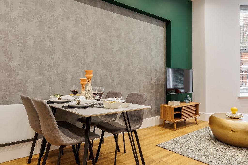 Spacious Seaside 2-Bed Apt w/ Free Gym & Parking
