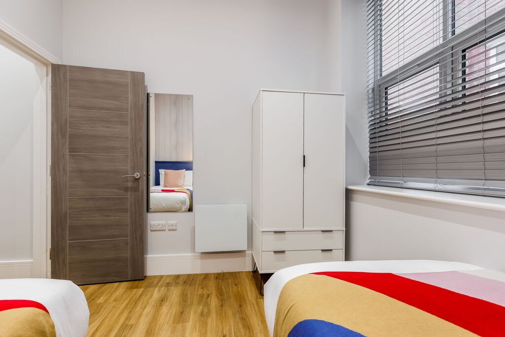 Spacious Seaside 2-Bed Apt w/ Free Gym & Parking