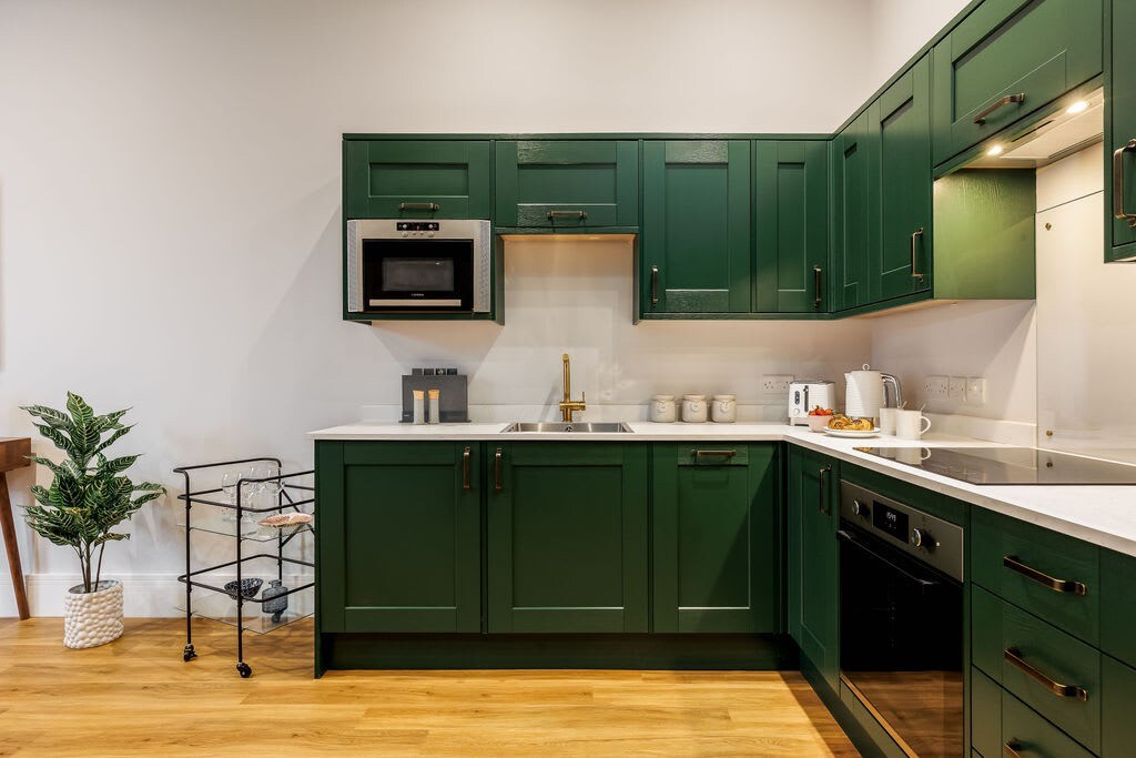 Spacious Seaside 2-Bed Apt w/ Free Gym & Parking