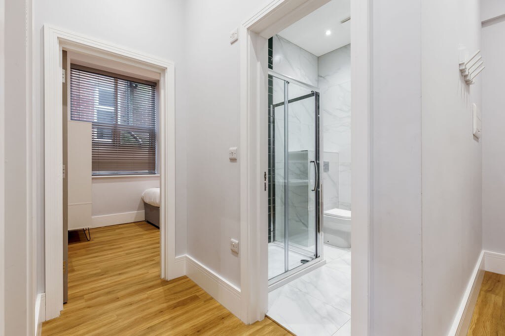 Spacious Seaside 2-Bed Apt w/ Free Gym & Parking