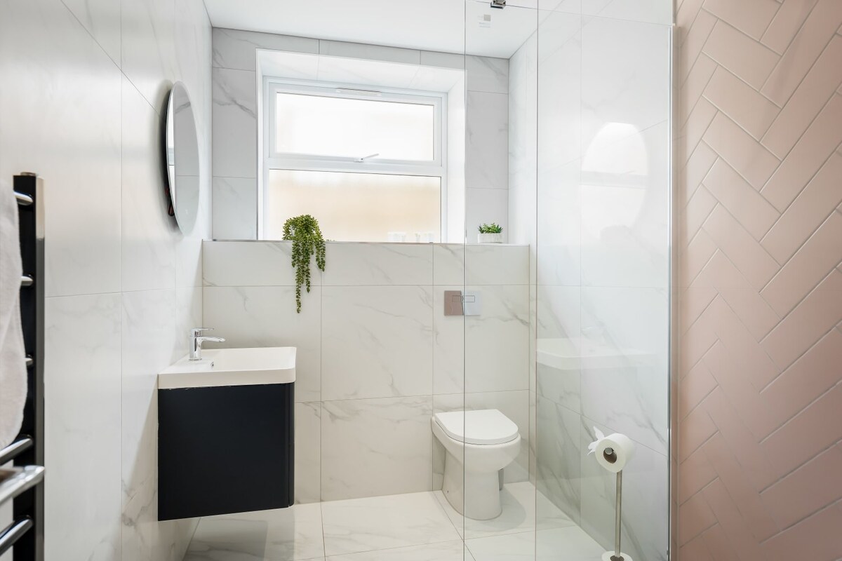 Stunning & Spacious 1-Bed Apt w/ Free Gym & PKG