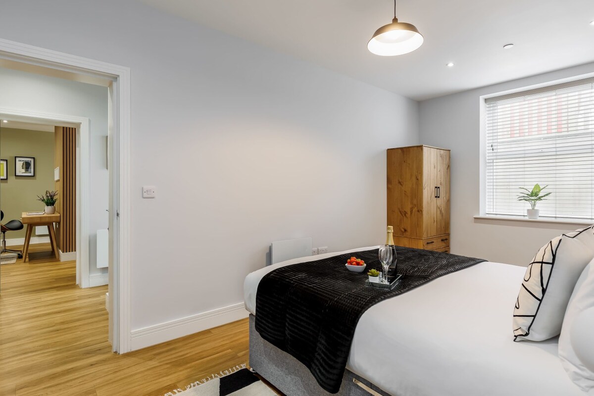 Stunning & Spacious 1-Bed Apt w/ Free Gym & PKG