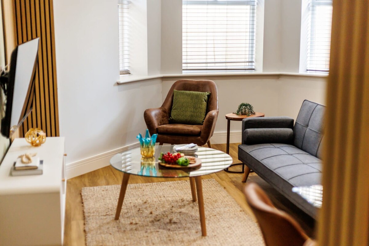 Stunning & Spacious 1-Bed Apt w/ Free Gym & PKG