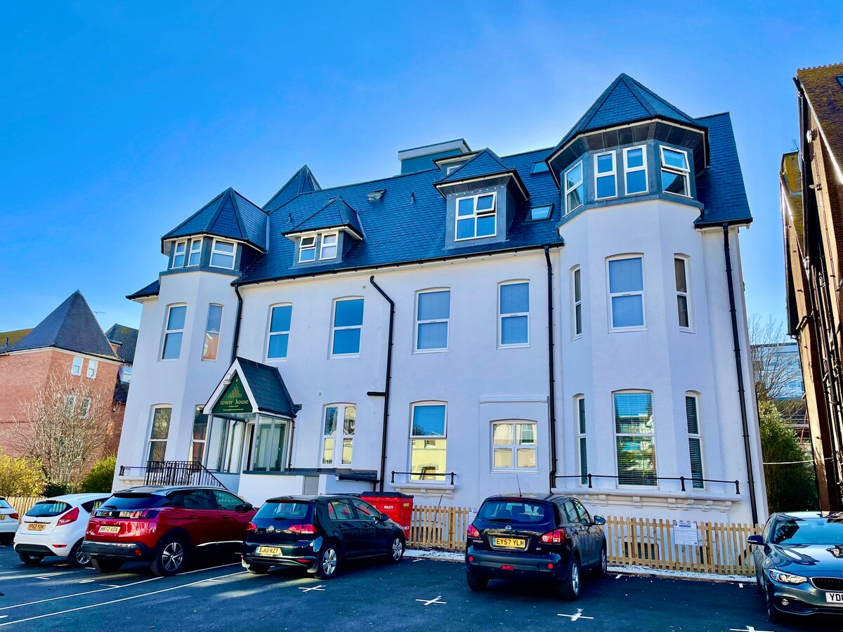Spacious Garden, 2-Bed Apt w/ Free Gym & Parking