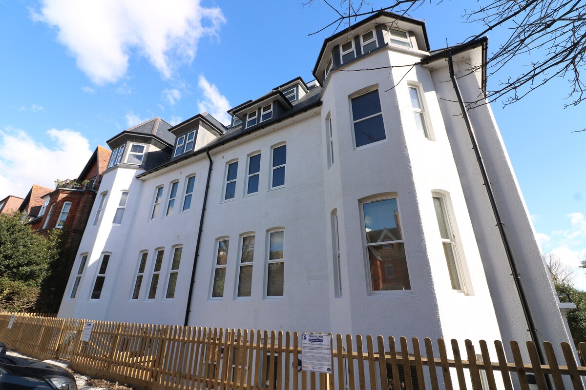 Spacious Garden, 2-Bed Apt w/ Free Gym & Parking