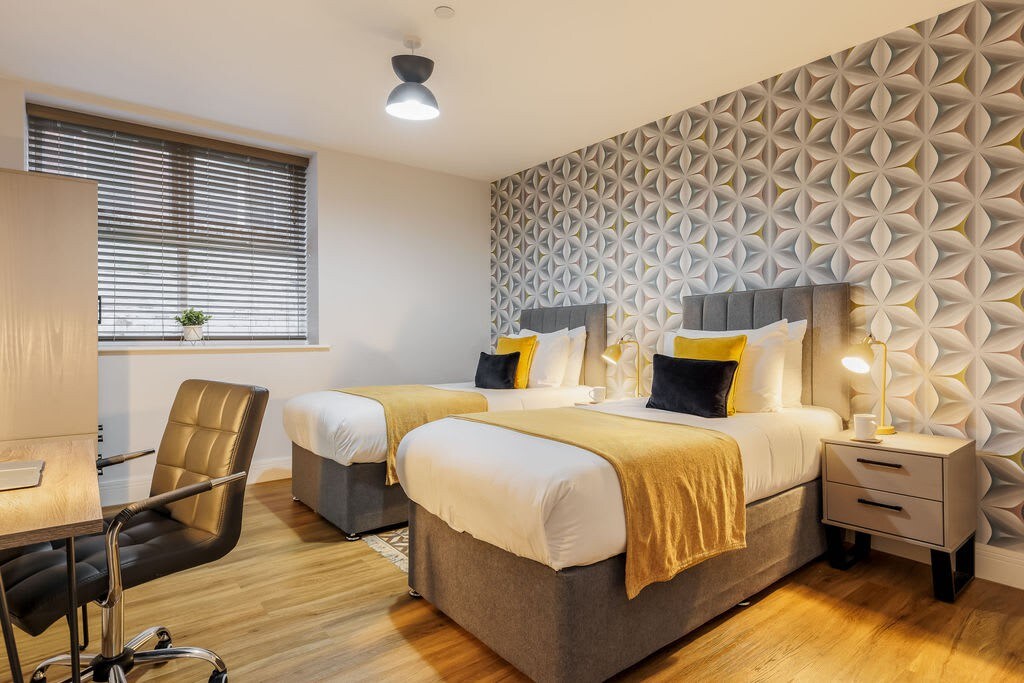 Spacious Garden, 2-Bed Apt w/ Free Gym & Parking