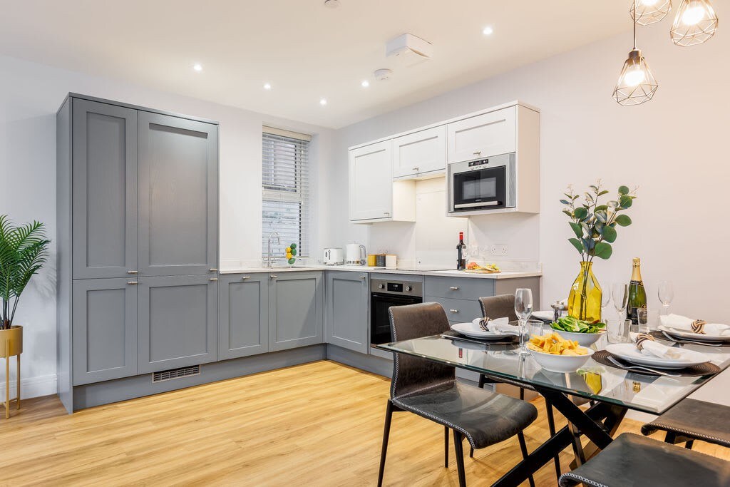 Spacious Garden, 2-Bed Apt w/ Free Gym & Parking