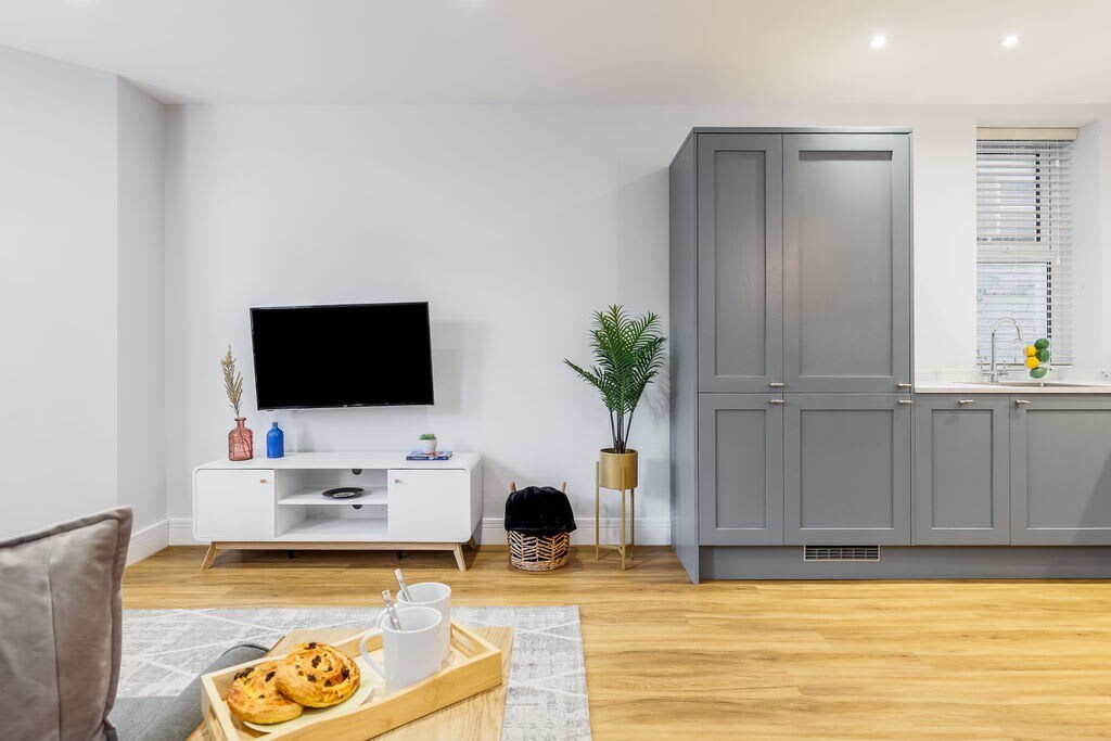 Spacious Garden, 2-Bed Apt w/ Free Gym & Parking