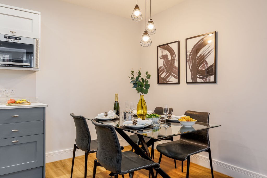 Spacious Garden, 2-Bed Apt w/ Free Gym & Parking
