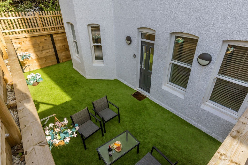 Spacious Garden, 2-Bed Apt w/ Free Gym & Parking
