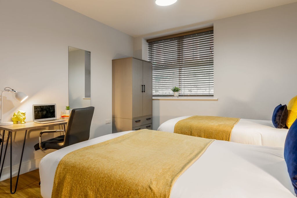 Spacious Garden, 2-Bed Apt w/ Free Gym & Parking