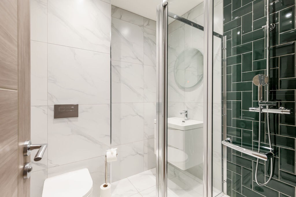 Spacious Garden, 2-Bed Apt w/ Free Gym & Parking