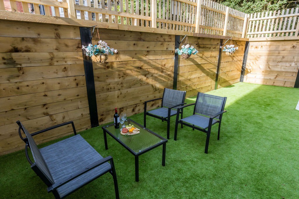 Spacious Garden, 2-Bed Apt w/ Free Gym & Parking