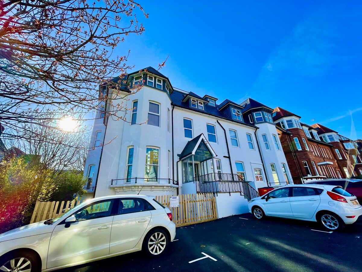 Coastal 1-Bed Apt w/ Free Gym, Parking & Garden