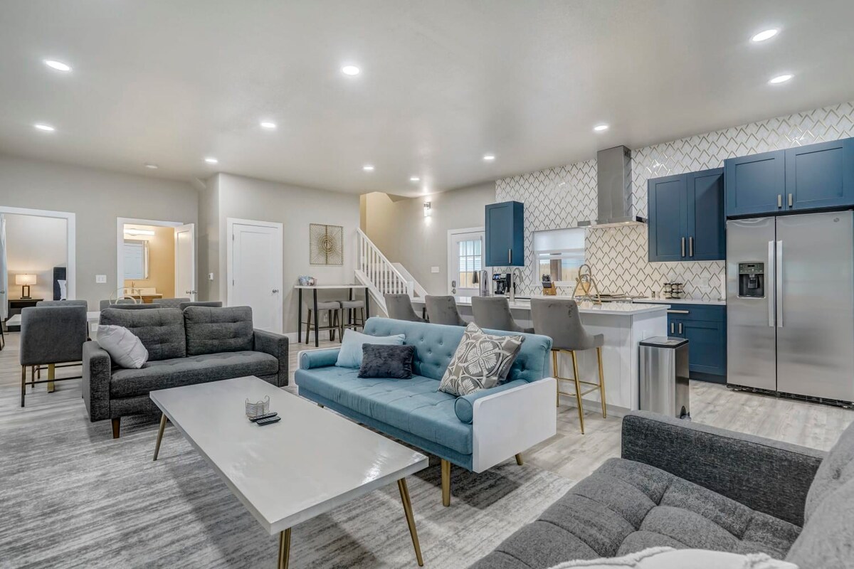 Baby Blue! Private Hot Tub, Elegant Kitchen/Baths! โ Colorado Springs, CO โ vacation rental