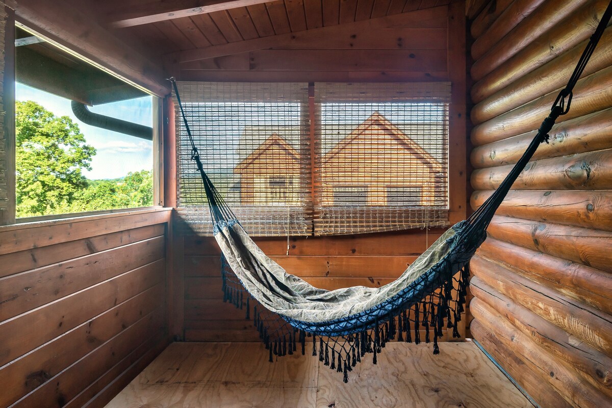 Sleeps 4, Warm & Inviting CabinใปGrillใปResort Perks โ Pigeon Forge, TN โ vacation rental