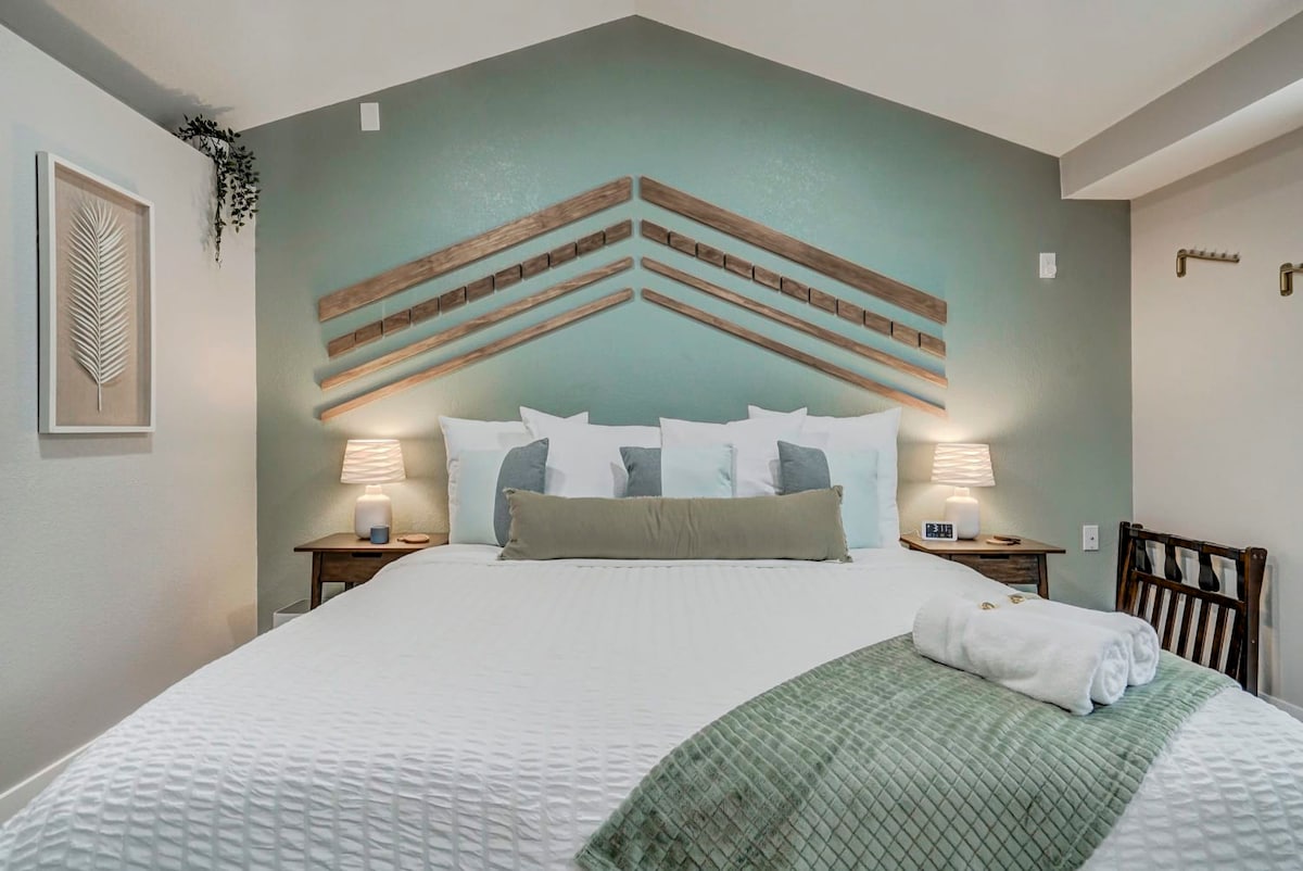 Institute Charm! King Studio w/ Kitchen & Smart TV — Colorado Springs, CO — vacation rental