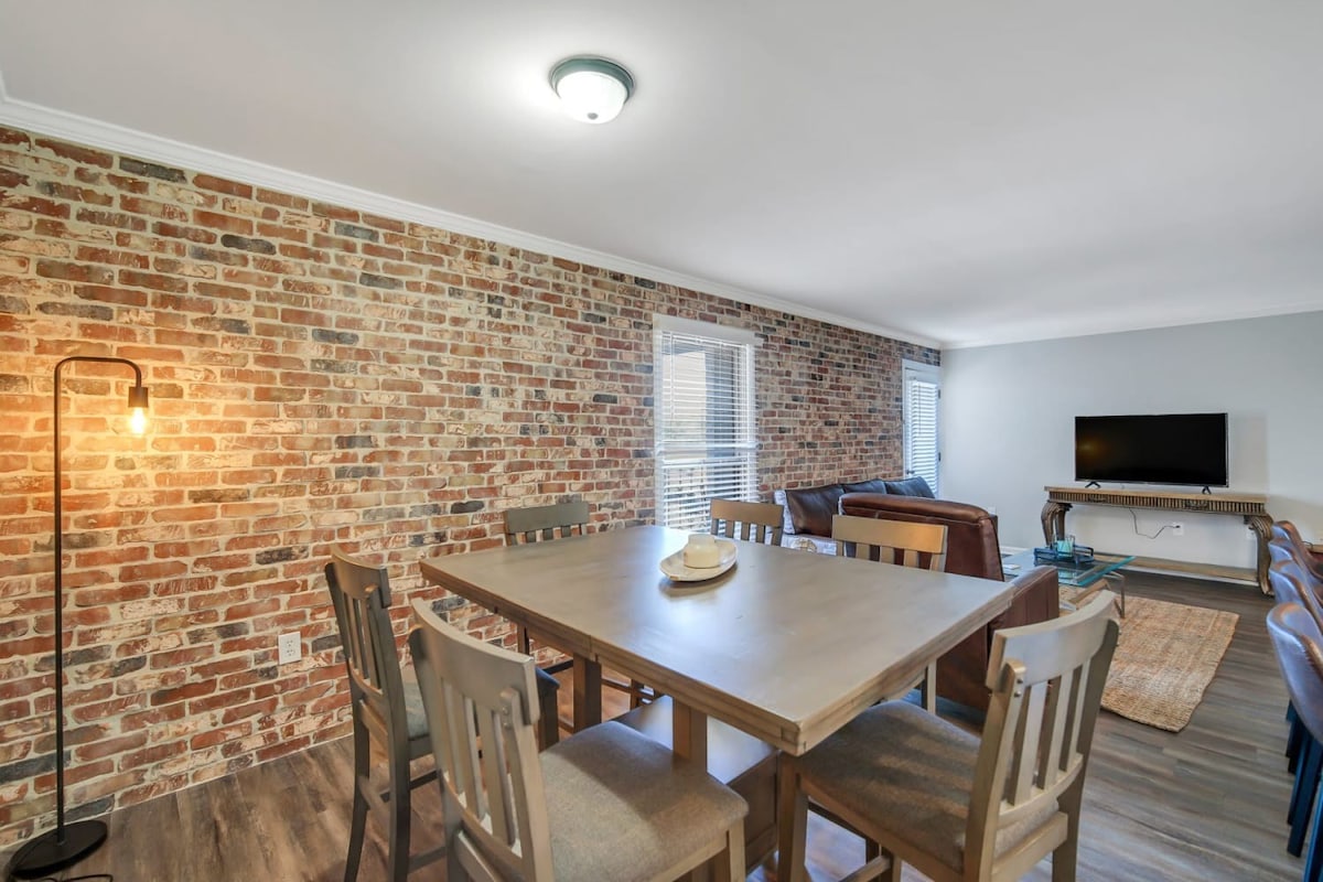 Eagle's Nest - Spacious Loft Downtown - Near GSU! 2
