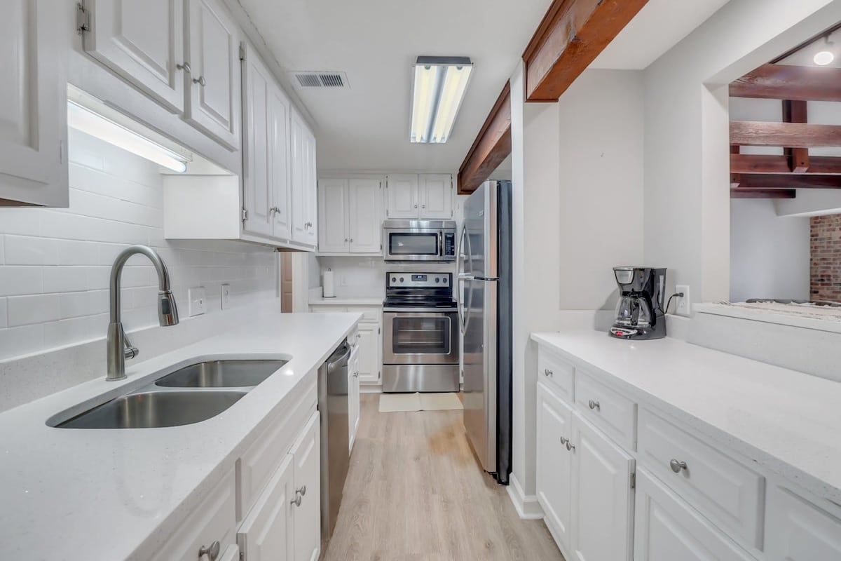 Eagle Creek Loft - Close to Shops, Food, GSU! 2