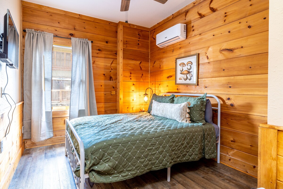 Sleeps 5, Cozy Cabin N SmokiesใปArcadeใปResort Perks โ Pigeon Forge, TN โ vacation rental