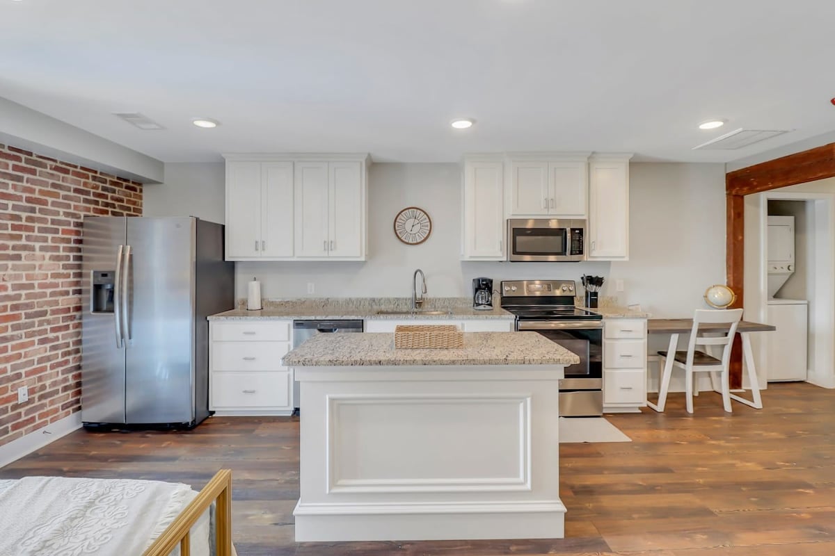 The Post Suite - above Bull & Barrel, Close to GSU — Statesboro, GA — vacation rental