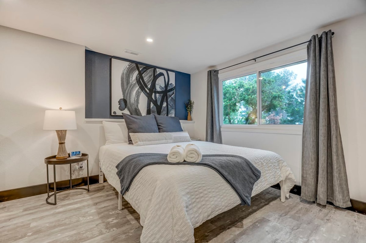 Oak Hills Loft! King Workspace w Scenic Views — Monument, CO — vacation rental