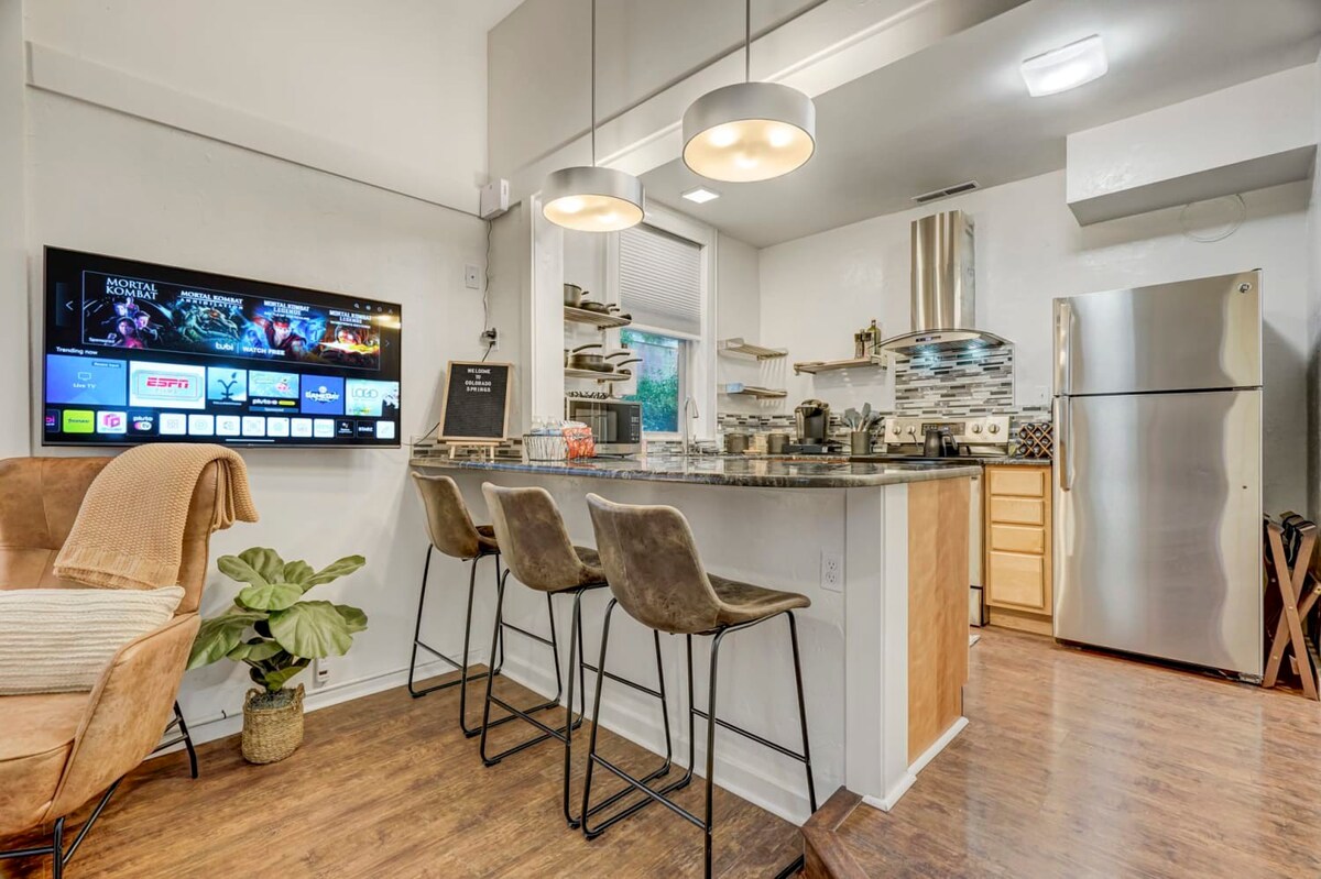 Miners Anvil! Steps to Historic District & OCC — Colorado Springs, CO — vacation rental