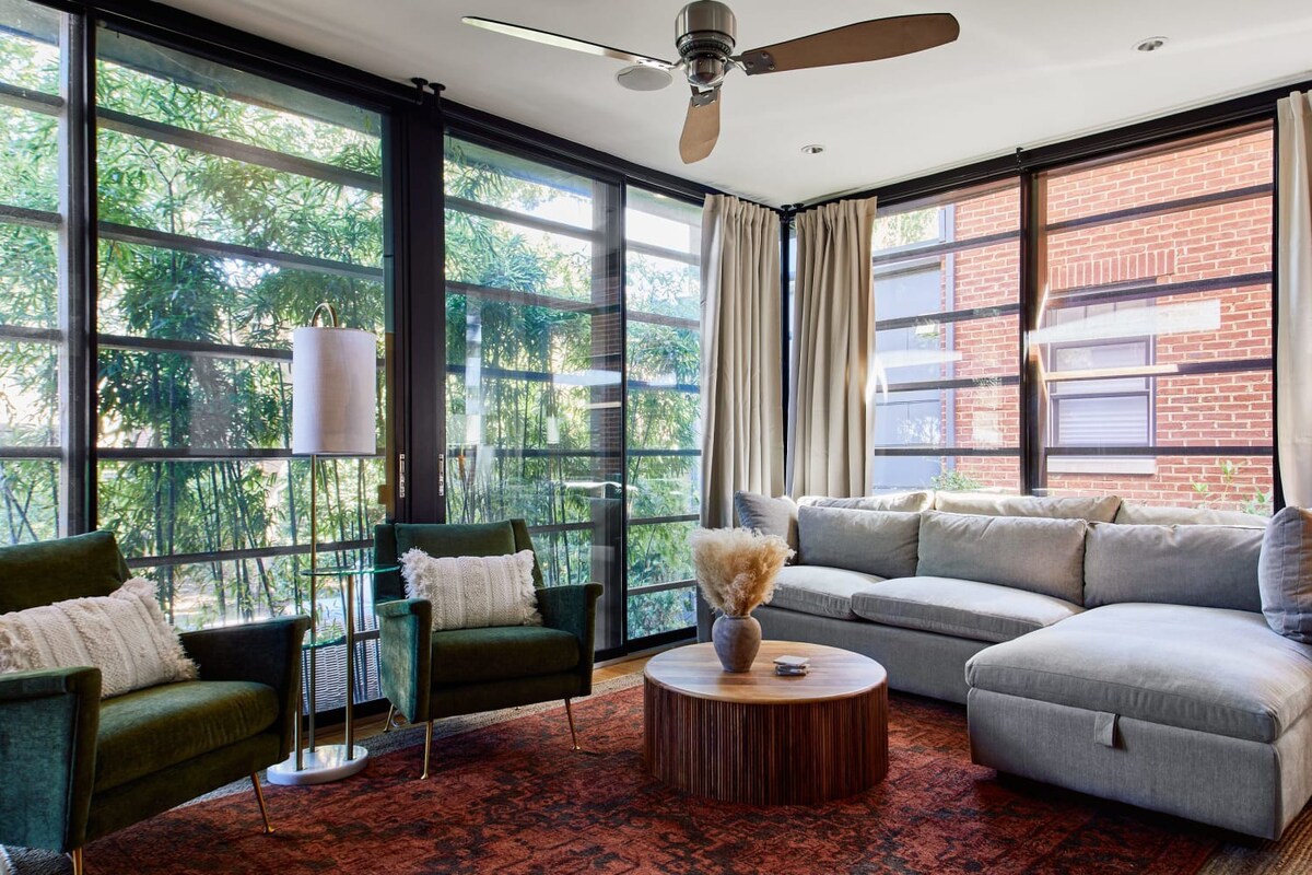 Chic 4BR with Fenced Yard, Walk to Dining, Parking, 5 Mins to Nissan Stadium, Less than 2 miles to Broadway, Workspace, Parking, 24 Hr Hospitality, Great for Families — Nashville, TN — vacation rental