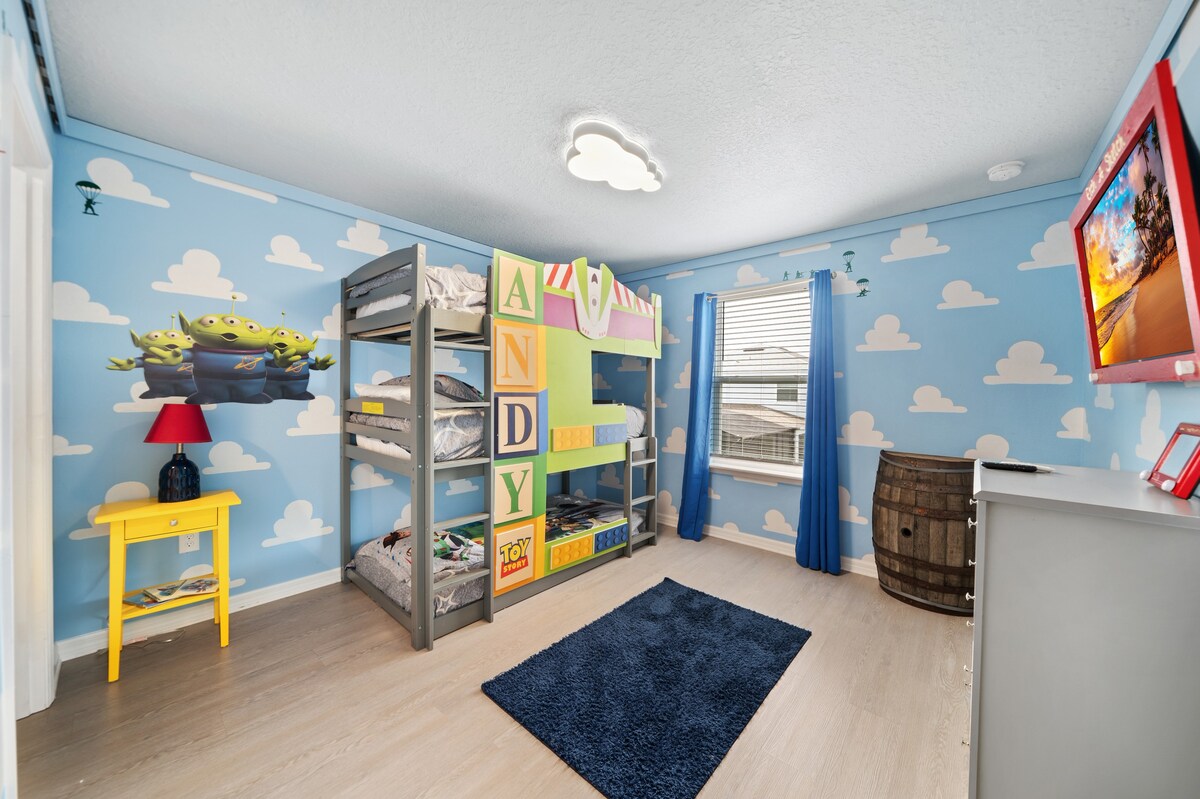 Toy Story–themed bedroom brings bright colors and playful details to life.