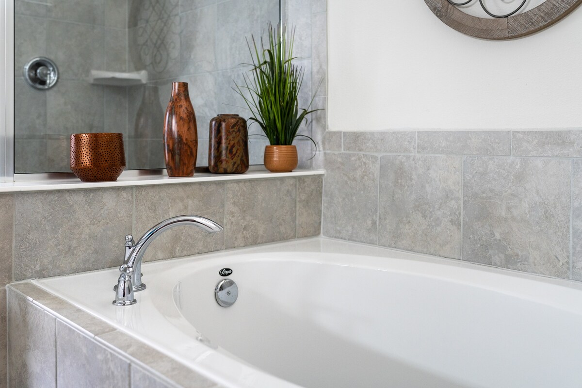 Heated Pool + Lazy River + FREE Waterpark!