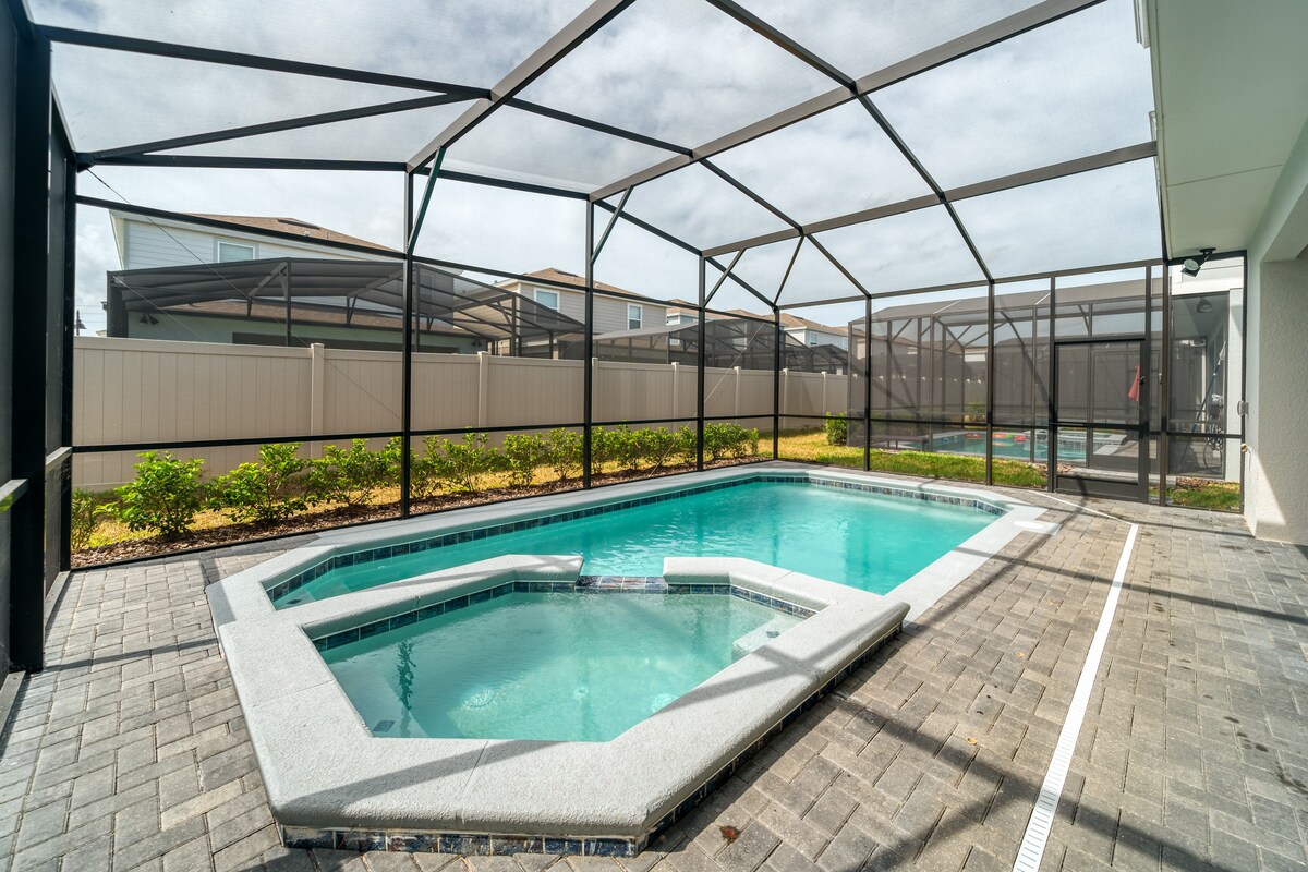 Heated Pool + Lazy River + FREE Waterpark!