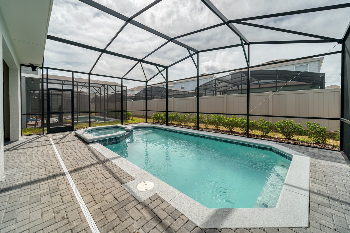 Heated Pool + Lazy River + FREE Waterpark!