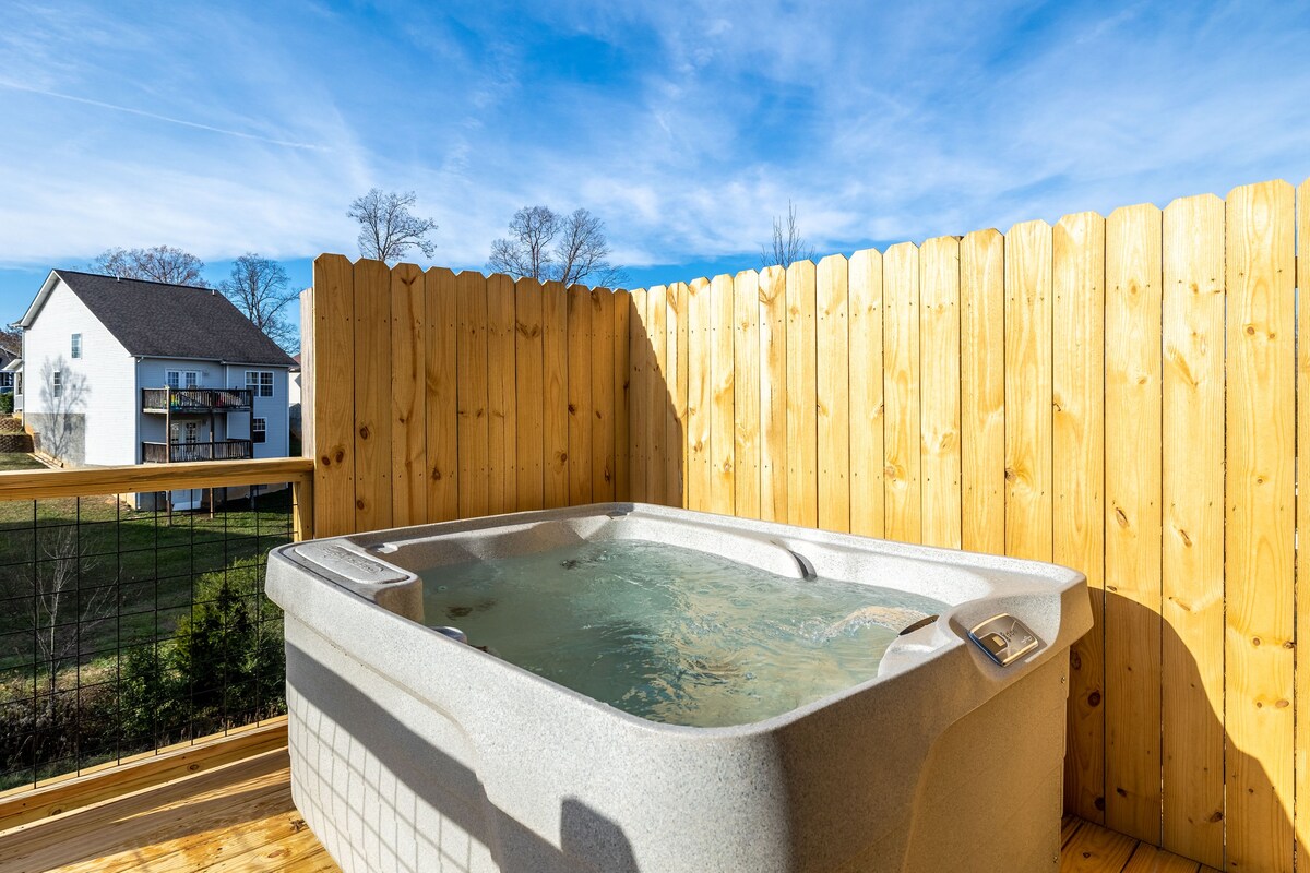Cozy Cabin, Sleeps 6 near Dollywood・Arcade・Hot Tub — Pigeon Forge, TN — vacation rental